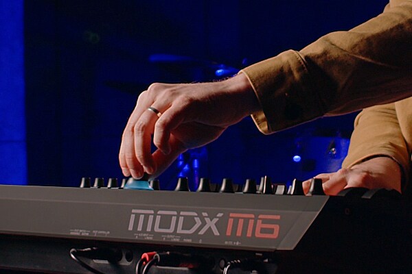 YAMAHA MODX M8 SYNTHESIZER (Adapter sold separately) - Leading