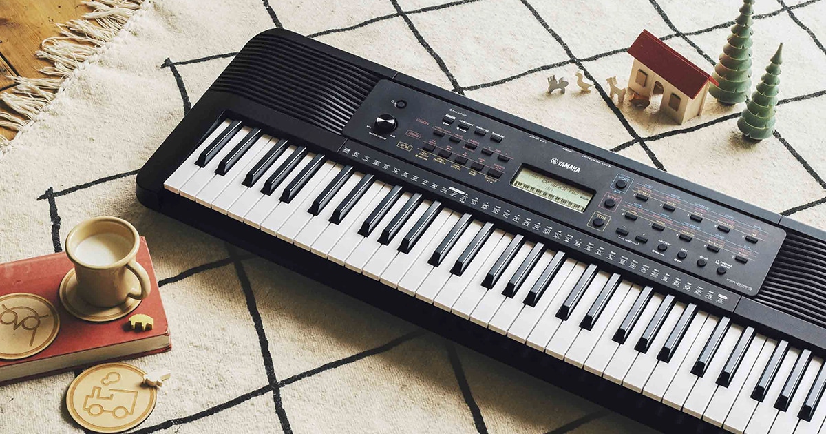 ヤマハ PSR-E273 Yamaha PSR-E273 61-Key Portable Keyboard With Power Adapter