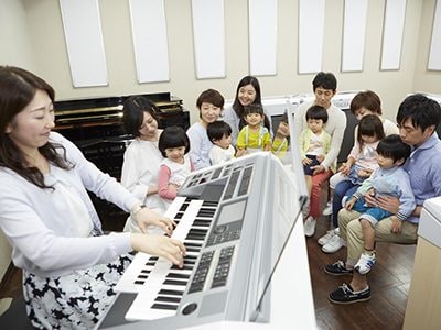 ──What are the aims of Yamaha Music School’s group lessons?